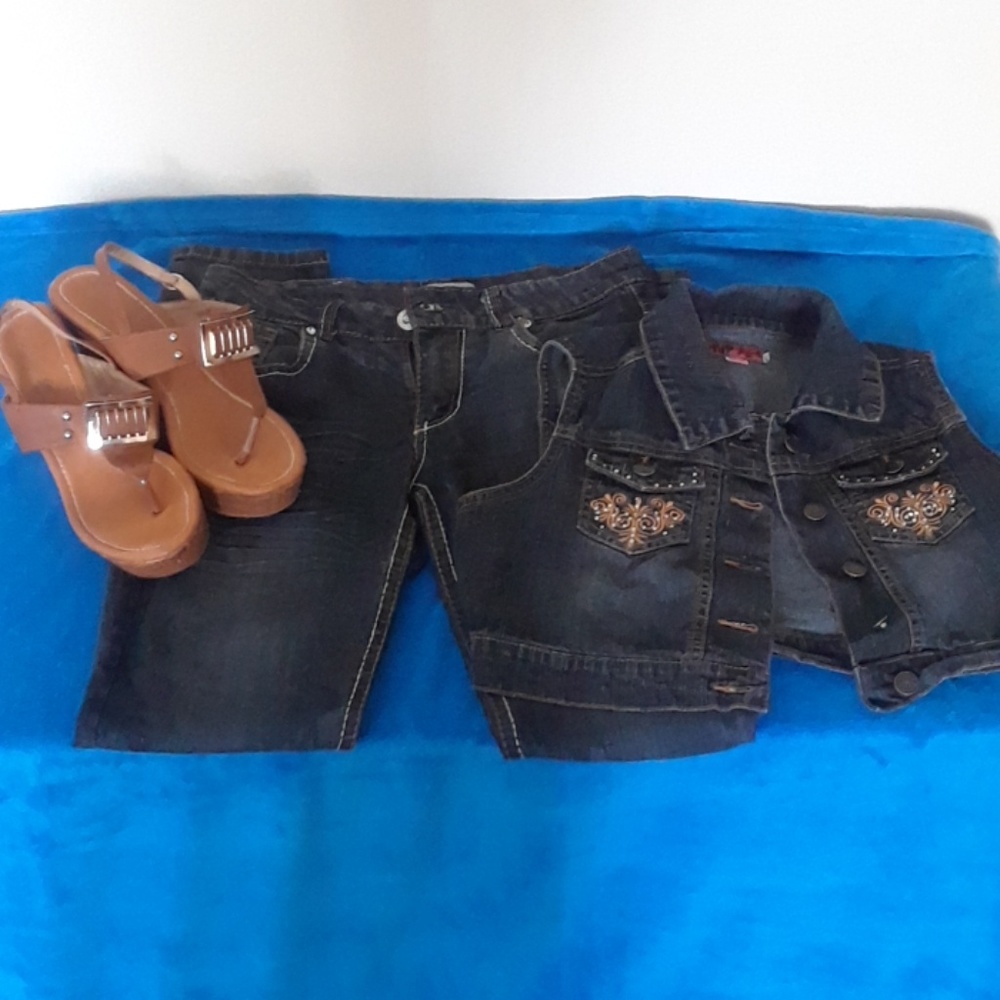 Black jean set with matching brown wedge sandals